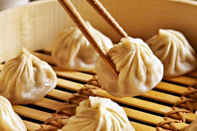 chiếc bánh bao của Din Tai Fung bé nhỏ nhưng lại chứa phần nước súp bên trong ngon đến kỳ lạ