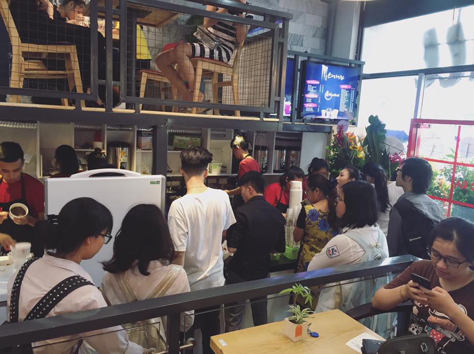 Cửa hàng Blackball thu hút rất nhiều bạn trẻ